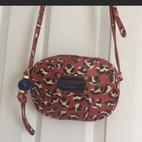 Marc Jacobs Handbags - Marc Jacob crossbody bag